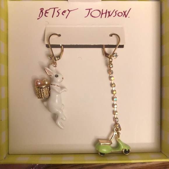 Betsey Johnson Bunny & Vespa mismatched earrings NEW - Picture 3 of 3